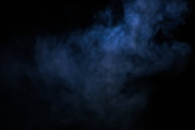 Bulanık lens. Siyah arka planda mavi duman. arka plan kullanımı için. arkaplan resmi kavramı