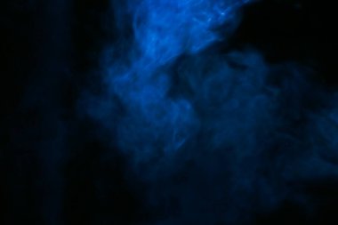 Bulanık lens. Siyah arka planda mavi duman. arka plan kullanımı için. arkaplan resmi kavramı