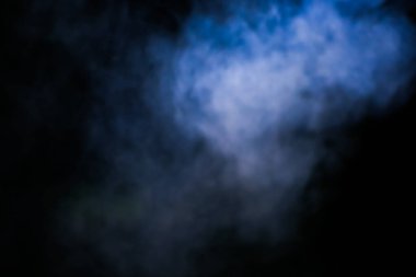 Bulanık lens. Siyah arka planda mavi duman. arka plan kullanımı için. arkaplan resmi kavramı