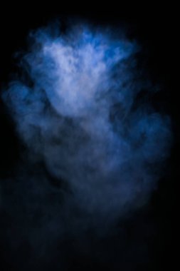 Bulanık lens. Siyah arka planda mavi duman. arka plan kullanımı için. arkaplan resmi kavramı