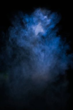 Bulanık lens. Siyah arka planda mavi duman. arka plan kullanımı için. arkaplan resmi kavramı