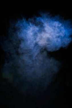 Bulanık lens. Siyah arka planda mavi duman. arka plan kullanımı için. arkaplan resmi kavramı