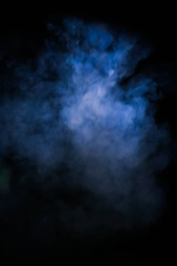 Bulanık lens. Siyah arka planda mavi duman. arka plan kullanımı için. arkaplan resmi kavramı