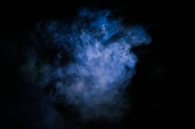 Bulanık lens. Siyah arka planda mavi duman. arka plan kullanımı için. arkaplan resmi kavramı