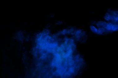 Bulanık lens. Siyah arka planda mavi duman. arka plan kullanımı için. arkaplan resmi kavramı