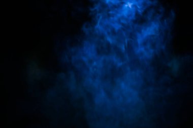 Bulanık lens. Siyah arka planda mavi duman. arka plan kullanımı için. arkaplan resmi kavramı