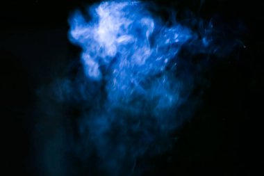 Bulanık lens. Siyah arka planda mavi duman. arka plan kullanımı için. arkaplan resmi kavramı