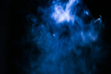 Bulanık lens. Siyah arka planda mavi duman. arka plan kullanımı için. arkaplan resmi kavramı