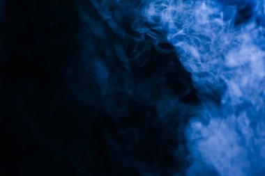 Bulanık lens. Siyah arka planda mavi duman. arka plan kullanımı için. arkaplan resmi kavramı