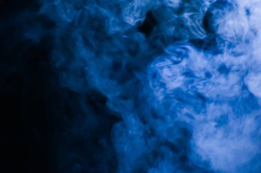 Bulanık lens. Siyah arka planda mavi duman. arka plan kullanımı için. arkaplan resmi kavramı