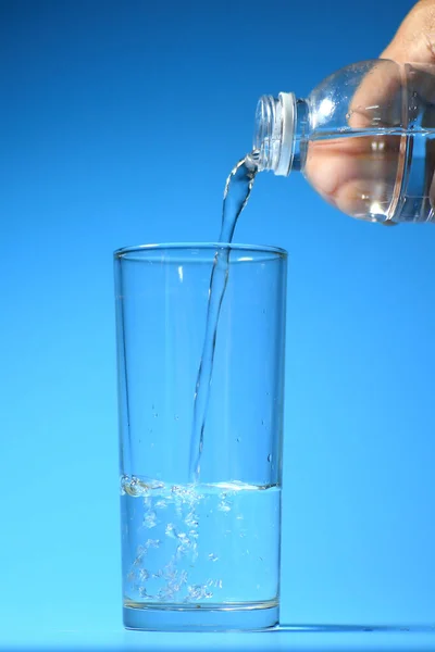 Air Minum Bersih Gelas Dengan Latar Belakang Biru Konsep Air — Stok Foto