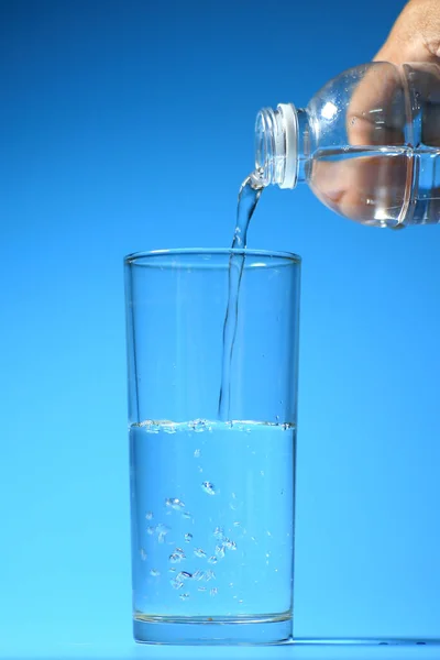 Air Minum Bersih Gelas Dengan Latar Belakang Biru Konsep Air — Stok Foto