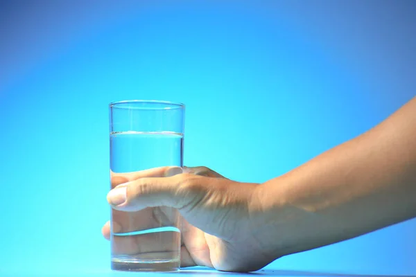 Sauberes Trinkwasser Einem Glas Auf Blauem Hintergrund Gesundes Trinkwasserkonzept — Stockfoto