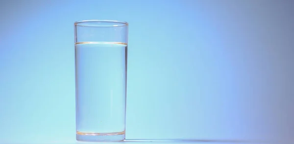 Чиста Питна Вода Склянці Синьому Фоні Концепція Здорової Питної Води — стокове фото