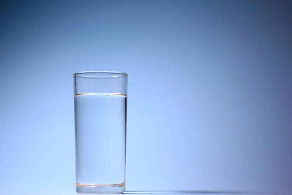 Air Minum Bersih Gelas Dengan Latar Belakang Biru Konsep Air — Stok Foto