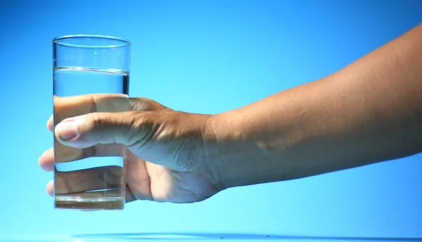 Limpia Agua Potable Vaso Sobre Fondo Azul Concepto Agua Potable —  Fotos de Stock