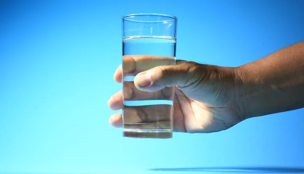 Limpe Água Potável Copo Fundo Azul Conceito Água Potável Saudável — Fotografia de Stock