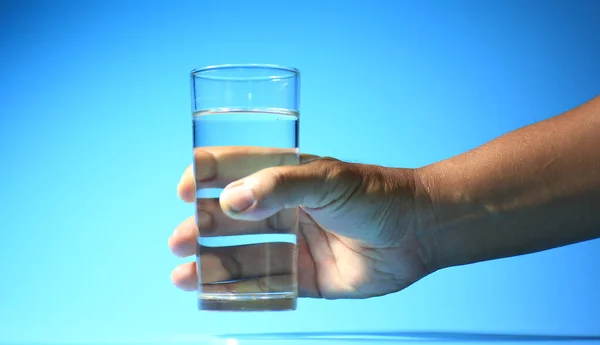 Czysta Woda Pitna Szklance Niebieskim Tle Koncepcja Zdrowej Wody Pitnej — Zdjęcie stockowe