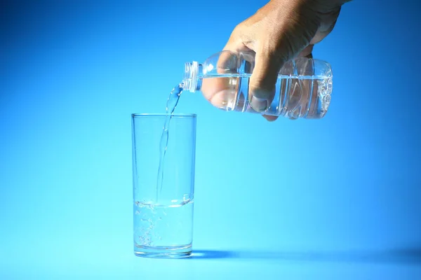 Czysta Woda Pitna Szklance Niebieskim Tle Koncepcja Zdrowej Wody Pitnej — Zdjęcie stockowe