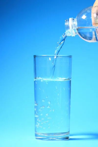 蓝色底色的杯子里有干净的饮用水 健康饮水概念 — 图库照片