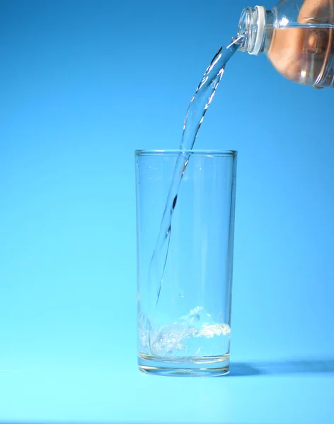 Air Minum Bersih Gelas Dengan Latar Belakang Biru Konsep Air — Stok Foto