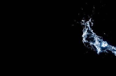 Dağınık su siyah arka plana sıçrar. İçme suyu ferahlatır..