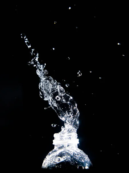 Szétszórt Víz Fröccsen Fekete Háttér Üdítő Ivóvíz — Stock Fotó