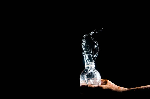 Verstreutes Wasser Spritzt Auf Schwarzem Grund Trinkwasser Ist Erfrischend — Stockfoto