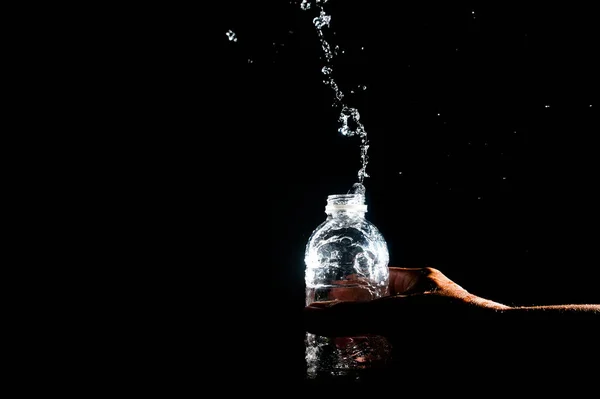 Salpicos Água Espalhados Fundo Preto Beber Água Refrescante — Fotografia de Stock