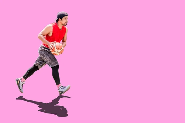 Ganzkörperporträt Eines Asiatischen Basketballspielers Dribbelt Auf Farbigem Hintergrund Mit Clipping — Stockfoto