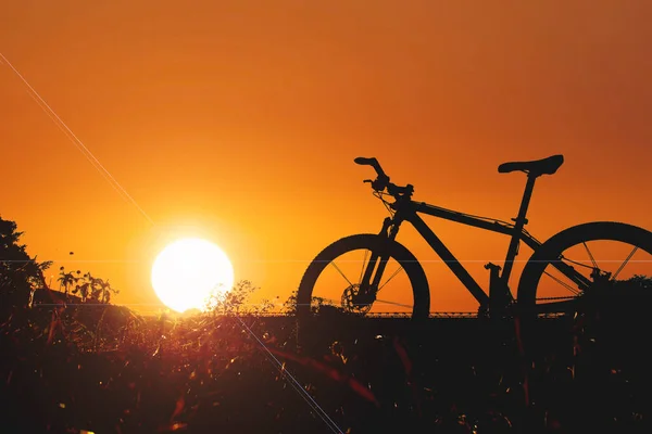 Silhouette Vélo Dans Soirée Est Magnifique Vélos Touristiques Garés Dans — Photo