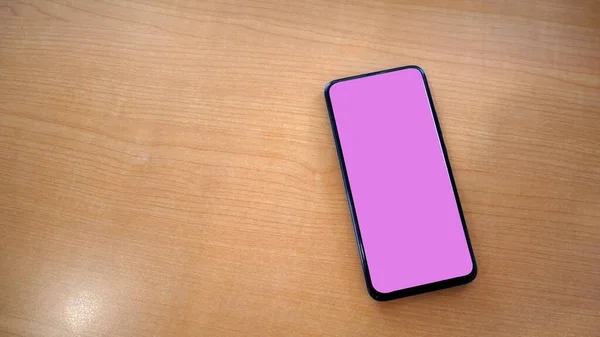 Telefon Komórkowy Brązowym Drewnianym Stole Blank Screen Content Copy Space — Zdjęcie stockowe