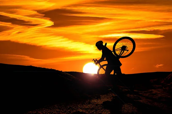 Bicicleta Turistas Aventureiros Que Transportam Bicicletas Sobre Obstáculos — Fotografia de Stock