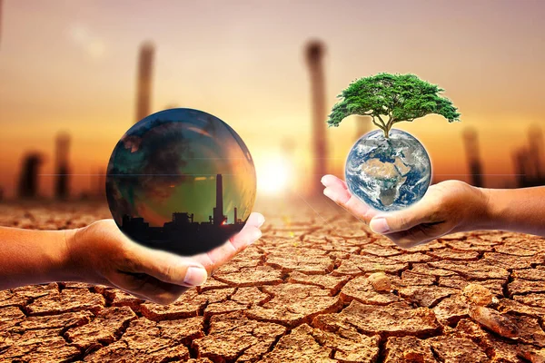 工业或环境概念 左边的图片上有一个工业厂房 右手握住世界由于全球变暖而变得干燥的板块的背景 — 图库照片