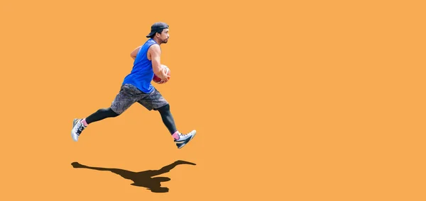 Asiatischer Basketballspieler Übt Dribbling Auf Farbigem Hintergrund Mit Clipping Paht — Stockfoto