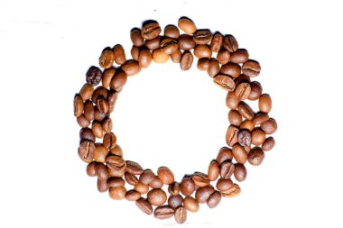 Beyaz arka planda izole kahve çekirdekleri. Beyaz arka planda kavrulmuş kahve çekirdekleri.