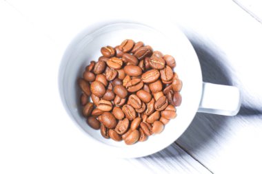 Beyaz arka planda izole kahve çekirdekleri. Beyaz arka planda kavrulmuş kahve çekirdekleri.