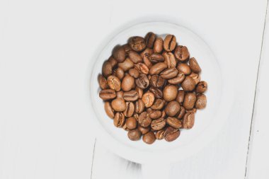 Beyaz arka planda izole kahve çekirdekleri. Beyaz arka planda kavrulmuş kahve çekirdekleri.