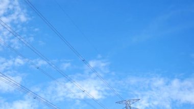 yüksek voltaj iletim kulesi Tayland kırsalında bulunan karmaşık çelik bir çerçeveden yapılmıştır.