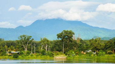 Gölün güzel bir manzarası var. Büyük göletin güzel bir manzarası var..