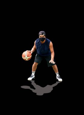 Yeni normal çağda basketbol oyuncuları kesme yolu ile kumaş maskeler giyerler.
