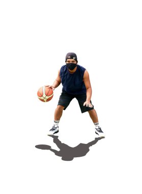 Yeni normal çağda basketbol oyuncuları kesme yolu ile kumaş maskeler giyerler.