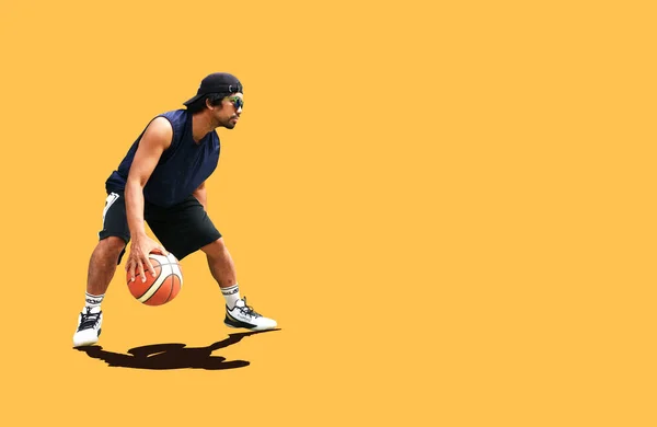Ασιάτης Μπασκετμπολίστας Εξάσκηση Ντρίμπλαρε Μπάσκετ Ένα Έγχρωμο Φόντο Απόκομμα Διαδρομή — Φωτογραφία Αρχείου