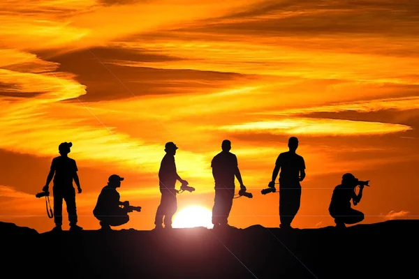 Silhouette Eines Professionellen Landschaftsfotografen Mit Einer Kamera Auf Einem Berg — Stockfoto