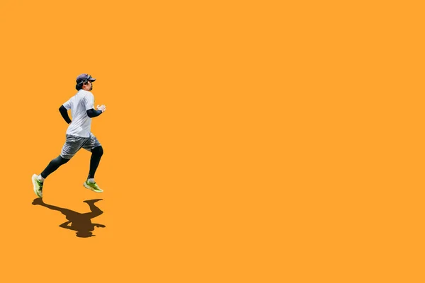 身穿白衬衫的亚洲人在有剪路的彩色背景上慢跑 健身和跑步的概念 — 图库照片