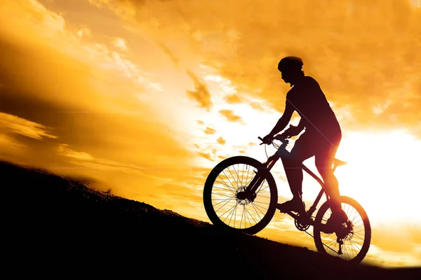 Silhuetas Ciclistas Turismo Praticando Nas Montanhas Oferecem Belas Vistas Noite — Fotografia de Stock