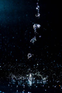 Siyah arkaplanda su sıçratma