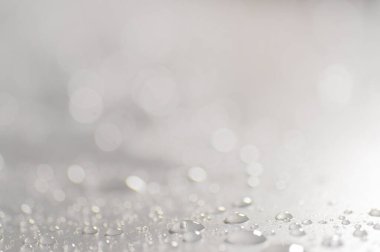 Su damlacıkları ve bulanık lensler tarafından oluşturulan Bokeh 'in soyut arkaplanı.