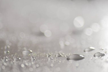 Su damlacıkları ve bulanık lensler tarafından oluşturulan Bokeh 'in soyut arkaplanı.