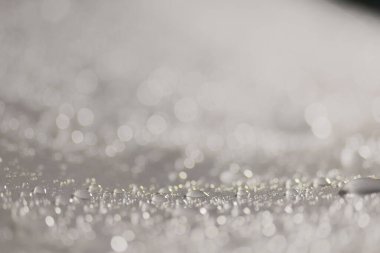 Su damlacıkları ve bulanık lensler tarafından oluşturulan Bokeh 'in soyut arkaplanı.